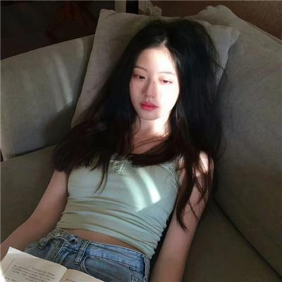 她的微笑像颗糖